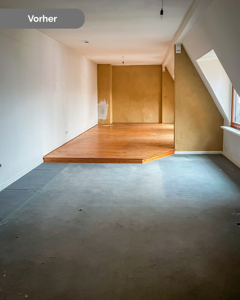 Dachgeschossraum vor der Renovierung mit Teppichboden, Holzwand und sichtbaren Gebrauchsspuren