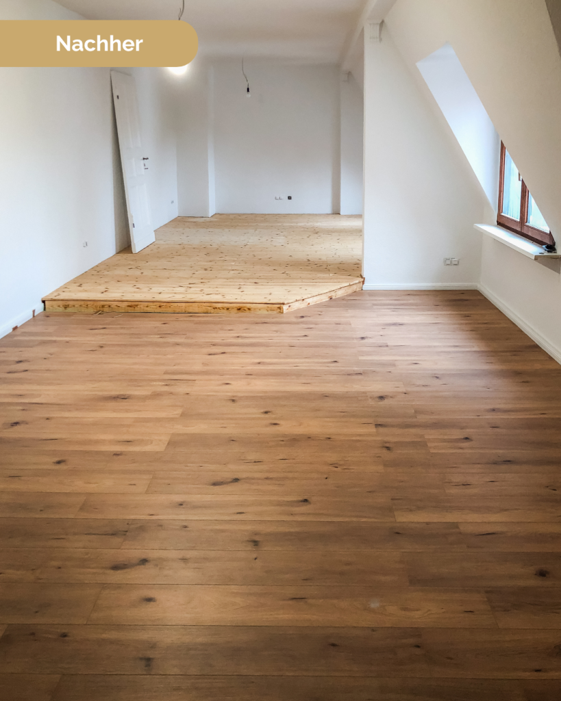 Renovierter Dachgeschossraum mit hellem Wandanstrich und aufgearbeitetem Holzboden