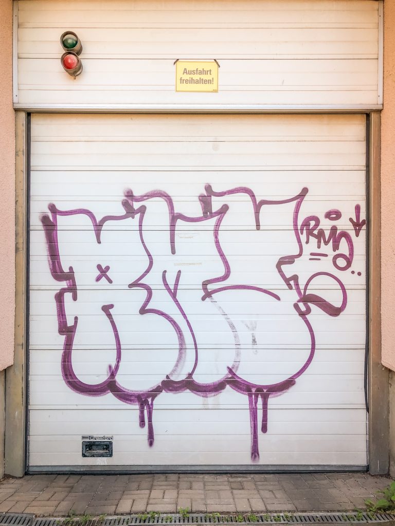 Graffiti Entfernung Tor Vorher