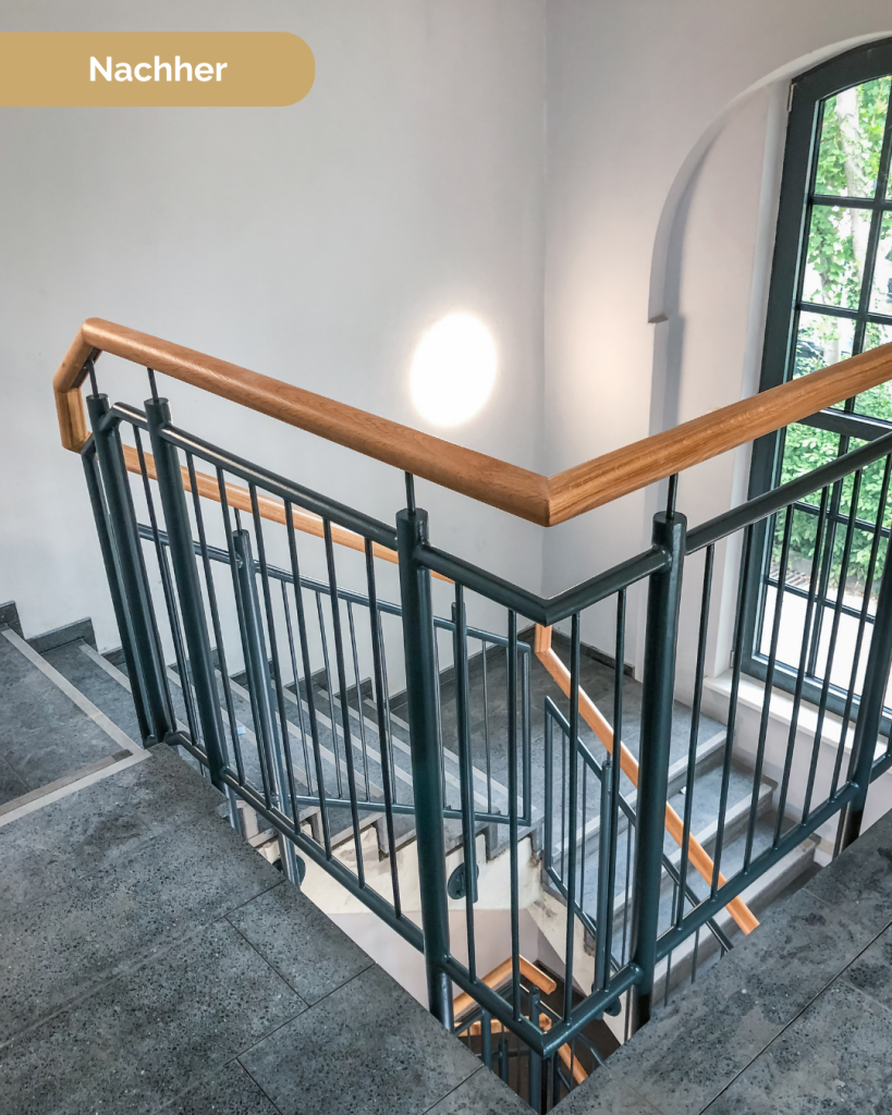 Modernes Treppenhaus mit neu gestaltetem Metallgeländer und Holzhandlauf